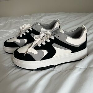 TRENDY SNEAKERS (size: women’s 8)